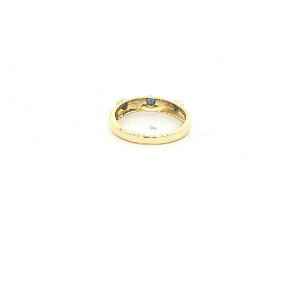 Circa 1980s Vintage 18K Yellow Gold Natural Sapphire Three-Stone Band Ring – Size 4.75