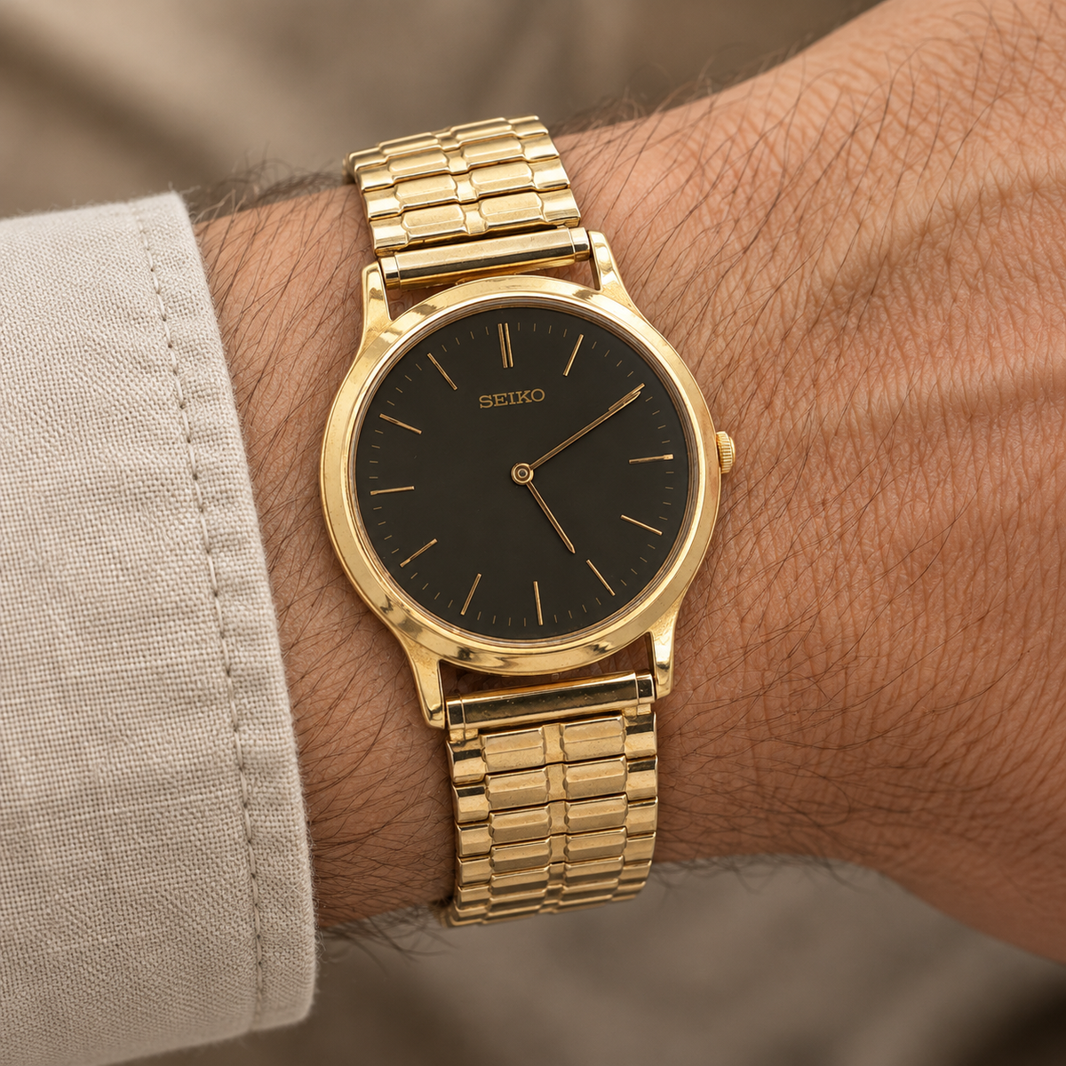 Vintage c. 1996 Seiko V700-8A10 Gold-Tone Black Dial Quartz Dress Watch