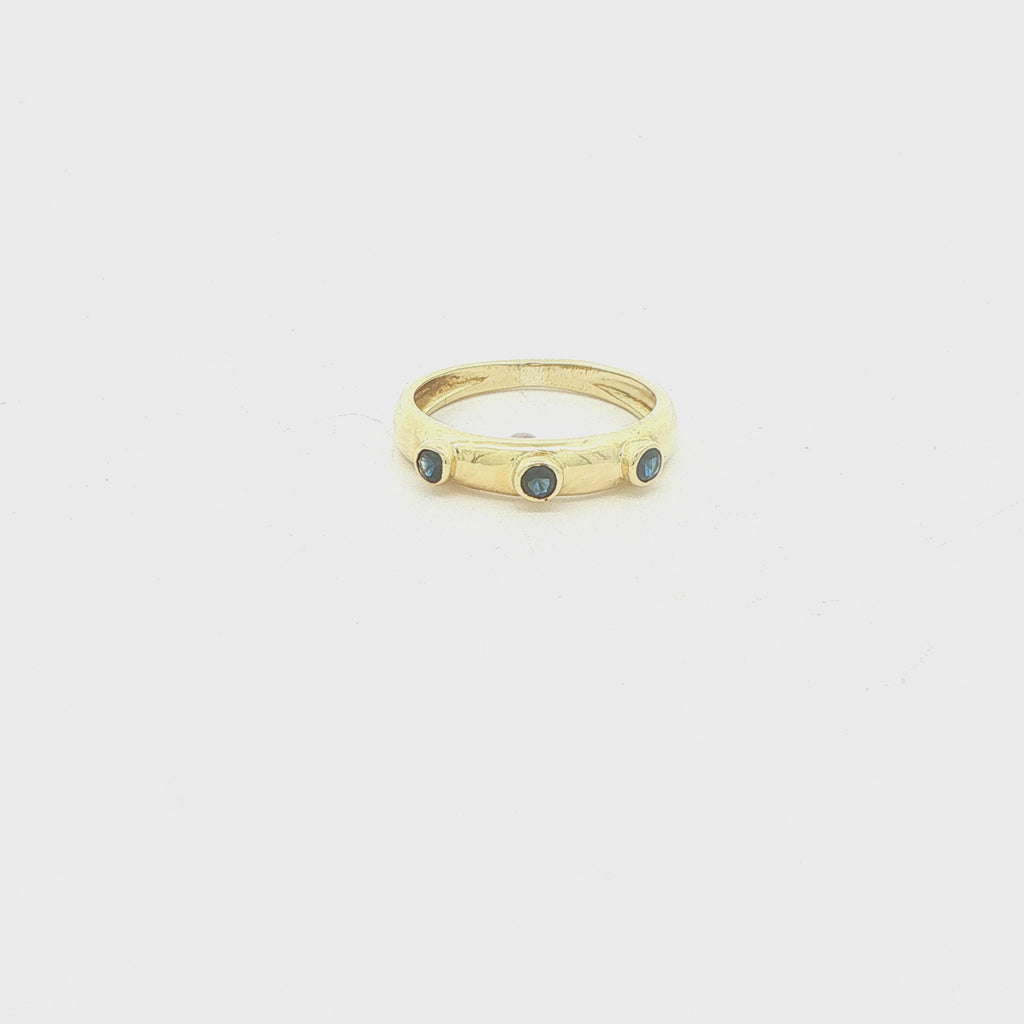 Circa 1980s Vintage 18K Yellow Gold Natural Sapphire Three-Stone Band Ring – Size 4.75