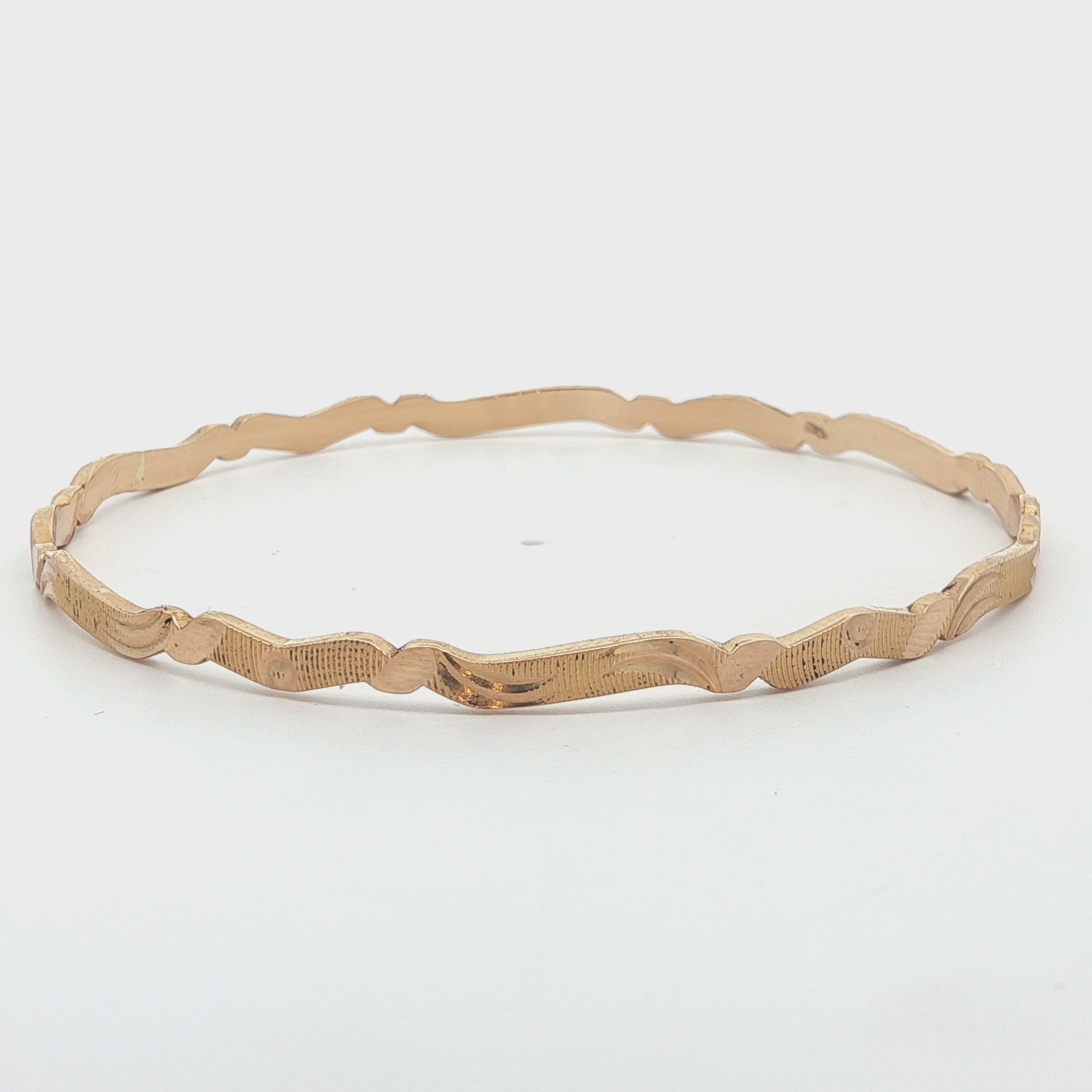 1970s Vintage Estate 21K Yellow Gold Hand-Engraved Bangle